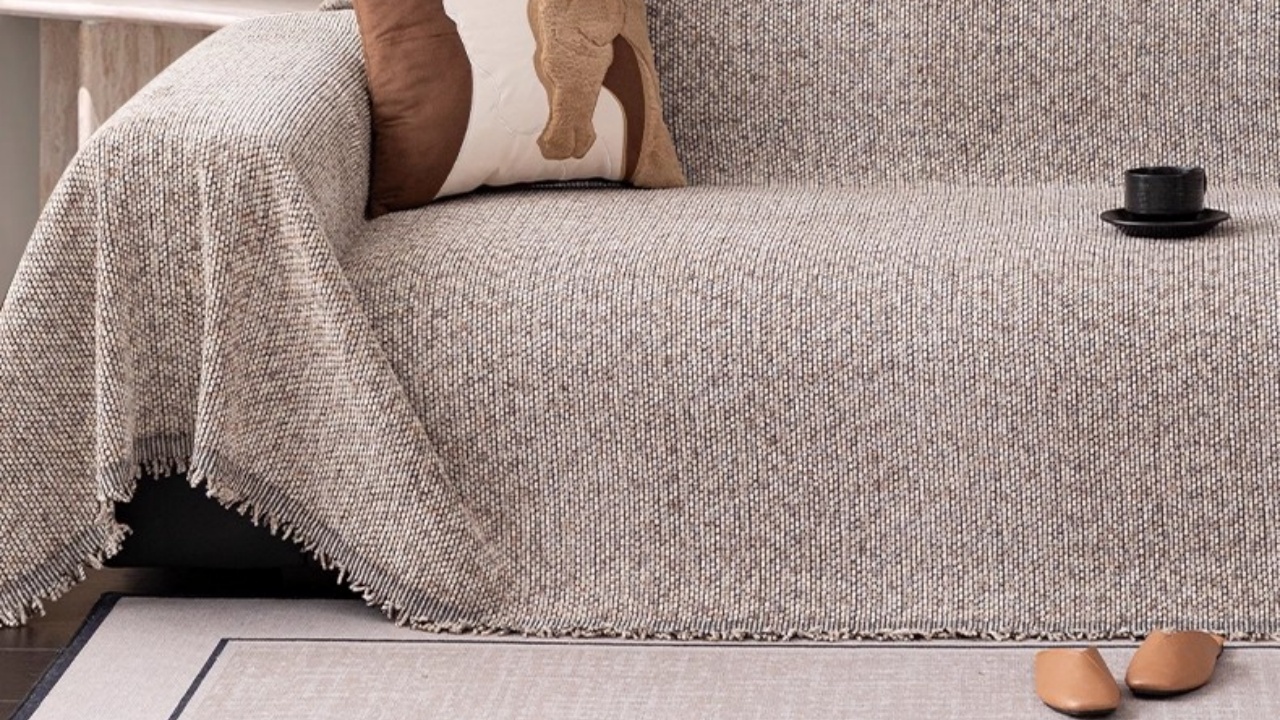 Spray dyeing chenille yarn