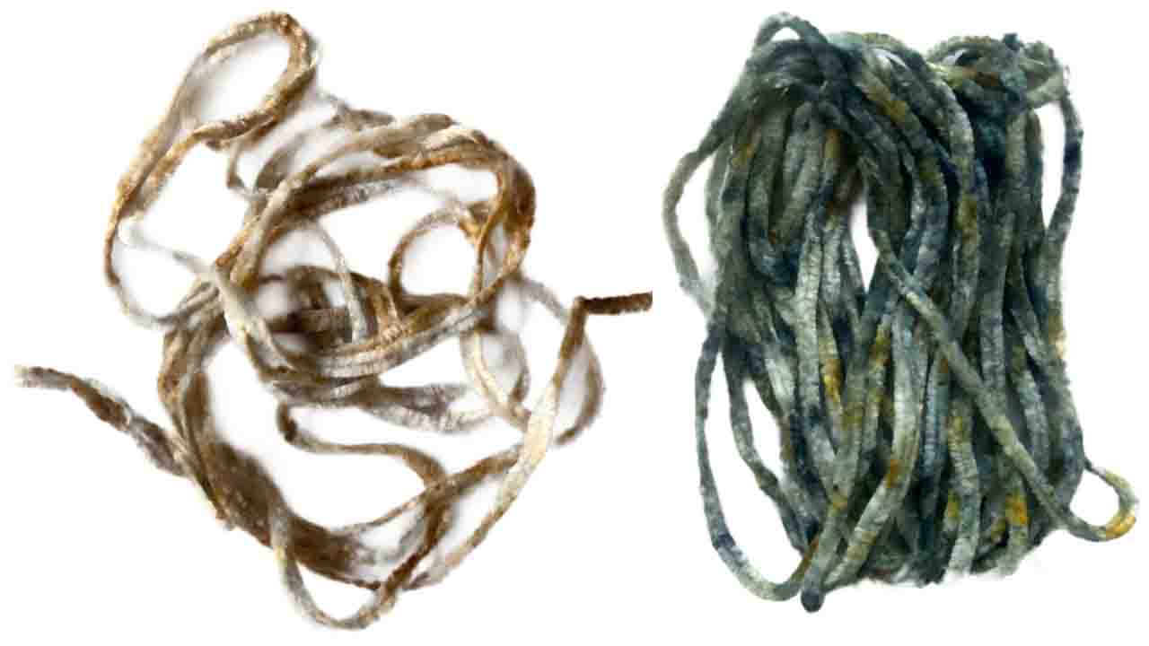 Spray dyeing chenille yarn
